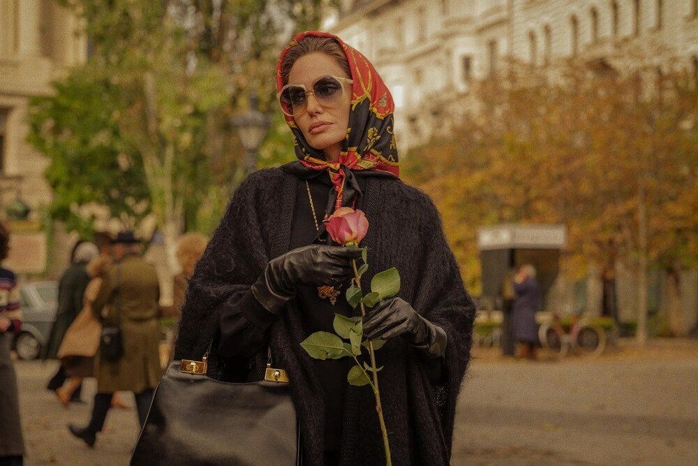 Новости кино звезд: Анджелина Джоли сыграет банкиршу в экранизации романа «Тревожные люди»