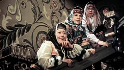 Обои На златом крыльце сидели