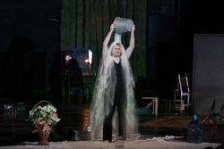 Обои TheatreHD: Добрый человек из Сезуана