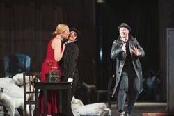 Обои TheatreHD: Добрый человек из Сезуана