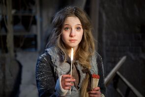Фото из фильма Девочка со спичками (2013)