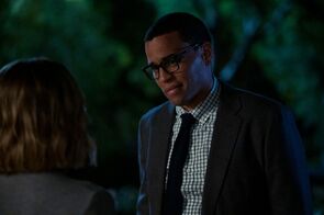 Фото из сериала Женщина в доме напротив девушки в окне (2022)