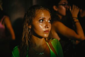 Фото из фильма Как заниматься сексом (2023)