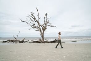 Фото из фильма Между небом и землёй (2022)