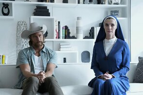 Фото из сериала Миссис Дэвис (2023)