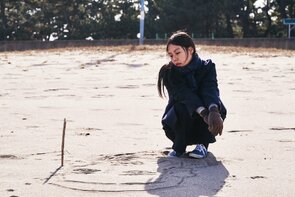 Фото из фильма Ночью у моря одна (2017)