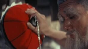 Фото из фильма Повелитель летающей гильотины (1976)
