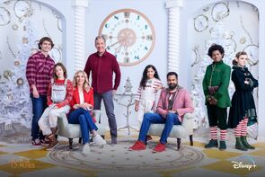 Фото из сериала Санта-Клаусы (2022)