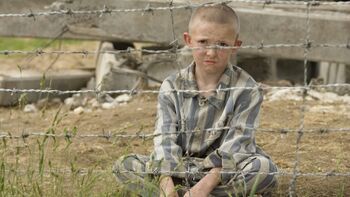 Фото фильма Мальчик в полосатой пижаме 2008.